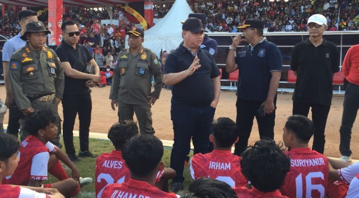 Bupati Kotim, Halikinnor saat memberikan motivasi kepada pemain tim sepak bola Kotim, Jumat 4 Agustus 2023