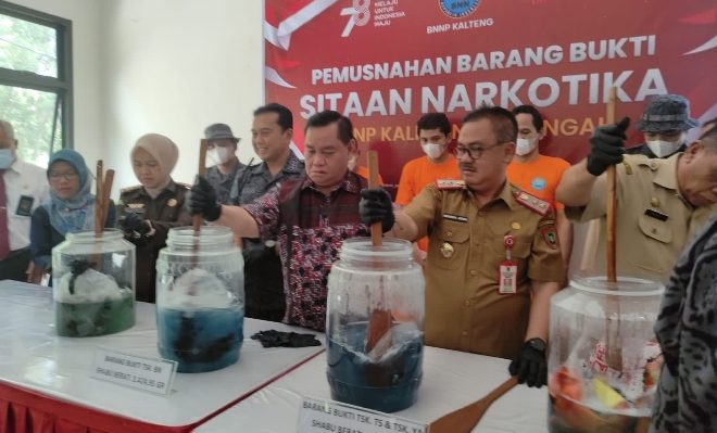 Bupati Kotim Halikinnor saat memusnahkan barang bukti tindak kejahatan narkoba yang diungkap BNNP Kalteng, Senin, 21 Agustus 2023.