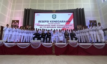 Bupati Kotim berserta jajaran saat berfoto bersama dengan anggota Paskibra Kotim saat resepsi kenegaraan, Kamis, 17 Agustus 2023.
