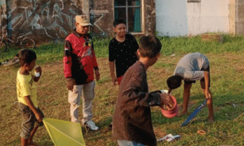 Camat Baamang Sufiansyah saat sosialisasikan bahaya bermain layang layang untuk daerah penerbangan.