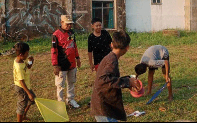 Camat Baamang Sosialisasi Bahaya Bermain Layang-layang, Ganggu Penerbangan Bisa Didenda Rp1 Miliar Lho…