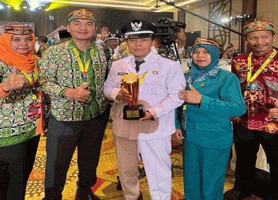 Camat Ketapang Eddy Hidayat didampingi Istri berfoto bersama dengan Lurah Ketapang dan istri saat memang piala Lomba Kelurahan tingkat Nasional.