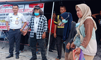 Camat Mentawa Baru Ketapang Eddy Hidayat Setiadi dan Paman Dakai saat membuka layanan pengobatan gratis ala Ida Dayak, Rabu, 9 Agustus 2023.