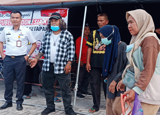 Camat Mentawa Baru Ketapang Eddy Hidayat Setiadi dan Paman Dakai saat membuka layanan pengobatan gratis ala Ida Dayak, Rabu, 9 Agustus 2023.