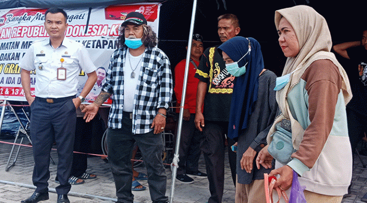 Camat Mentawa Baru Ketapang Eddy Hidayat Setiadi dan Paman Dakai saat membuka layanan pengobatan gratis ala Ida Dayak, Rabu, 9 Agustus 2023.