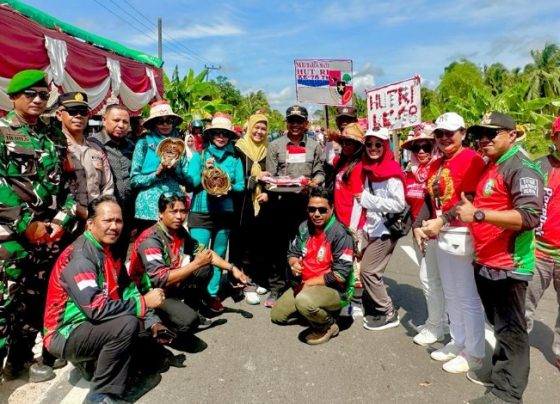 Camat Teluk Sampit Dedi Purwanto menerima bingkisan dari peserta pawai karnaval menyambut HUT ke 78 Kemerdekaan Indonesia, Minggu, 13 Agustus 2023