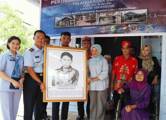 Danlanud Iskandar Letkol Pnb Ig. Widi Nugroho menyerahkan hasil renovasi rumah Pahlawan LMU I Iskandar kepada ahli waris, Kamis, 27 Juli 2023.