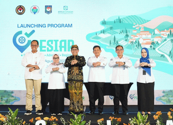 Direktur Utama BPJS Kesehatan, Ghufron Mukti saat berfoto bersama setelah Launching program PESIAR