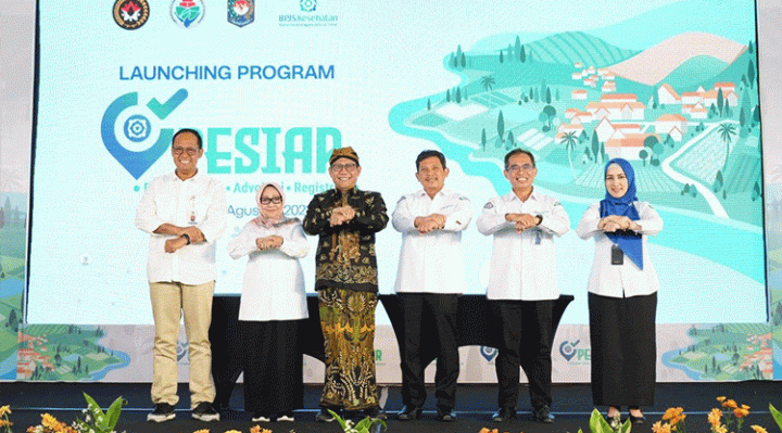 Direktur Utama BPJS Kesehatan, Ghufron Mukti saat berfoto bersama setelah Launching program PESIAR