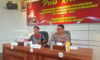 Dirreskrimsus Polda Kalteng, Kombes Setyo K. Heriyatno (kiri) dan Kabidhumas Kombes Erlan Munaji (kanan) saat pres rilis, Kamis 24 Agustus 2023