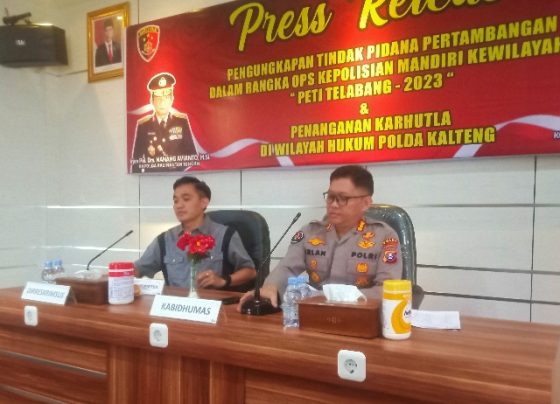 Dirreskrimsus Polda Kalteng, Kombes Setyo K. Heriyatno (kiri) dan Kabidhumas Kombes Erlan Munaji (kanan) saat pres rilis, Kamis 24 Agustus 2023