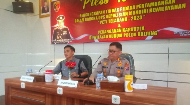 Dirreskrimsus Polda Kalteng, Kombes Setyo K. Heriyatno (kiri) dan Kabidhumas Kombes Erlan Munaji (kanan) saat pres rilis, Kamis 24 Agustus 2023