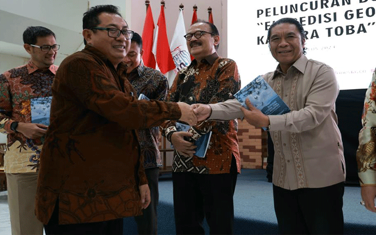 Erros Djarot: Enggak Usah Merengek-Rengek ke Kemenkominfo