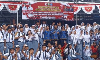 Foto bersama Kepala SMPN 2 Sampit Abdurrahman dengan para siswa dan alumni setelah upacara bendera, Kamis 17 Agustus 2023.