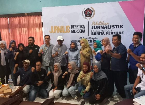 Foto bersama Wabup Seruyan, Iswanti dengan hadirin kegiatan pelatihan jurnalistik HUT ke 31 PWI Kotim, Senin 21 Agustus 2023.