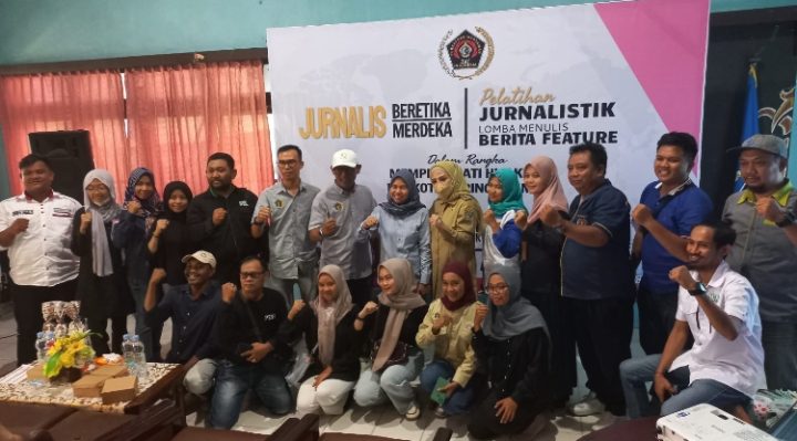 Foto bersama Wabup Seruyan, Iswanti dengan hadirin kegiatan pelatihan jurnalistik HUT ke 31 PWI Kotim, Senin 21 Agustus 2023.