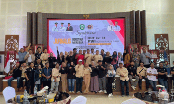 Foto bersama keluarga besar PWI Kotim pada saat acara syukuran HUT ke 31 di rumah jabatan Bupati Kotim.