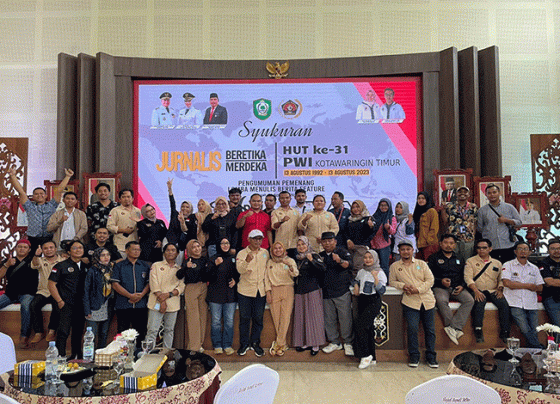 Foto bersama keluarga besar PWI Kotim pada saat acara syukuran HUT ke 31 di rumah jabatan Bupati Kotim.