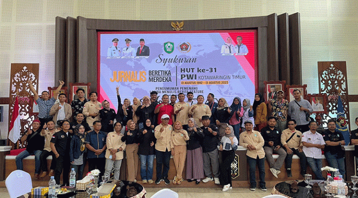 Foto bersama keluarga besar PWI Kotim pada saat acara syukuran HUT ke 31 di rumah jabatan Bupati Kotim.