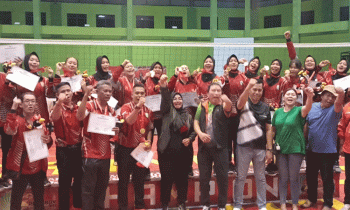 Foto bersama para srikandi voli Kotim peraih medali emas voli dengan Wabup Kotim, Irawati beserta jajaran Pemda Kotim, Rabu, 2 Agustus 2023.