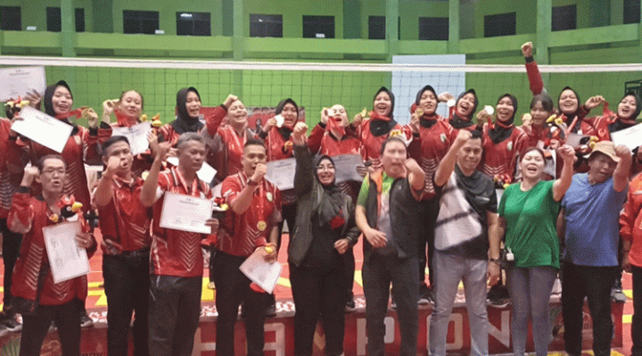 Foto bersama para srikandi voli Kotim peraih medali emas voli dengan Wabup Kotim, Irawati beserta jajaran Pemda Kotim, Rabu, 2 Agustus 2023.