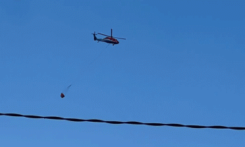 Helikopter Water Boombing saat membawa air untuk memadamkan api Karhutla di MB Ketapang.
