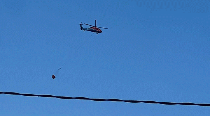 Helikopter Water Boombing saat membawa air untuk memadamkan api Karhutla di MB Ketapang.