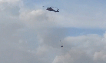 Helikopter water bombing berupaya memadamkan api di Sampit.