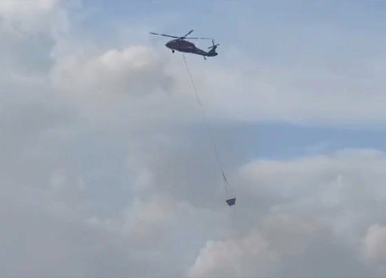 Helikopter water bombing berupaya memadamkan api di Sampit.