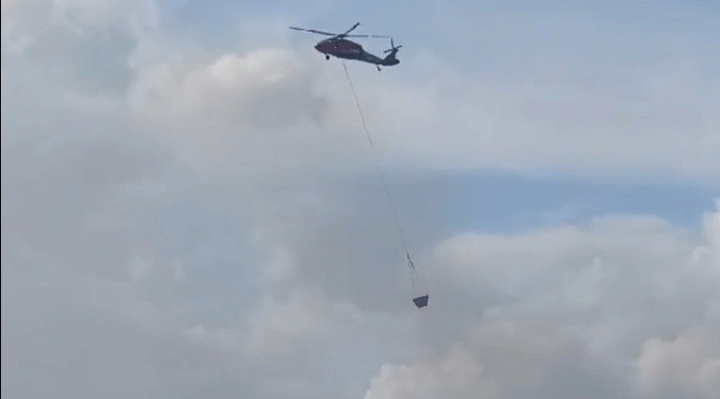 Helikopter water bombing berupaya memadamkan api di Sampit.