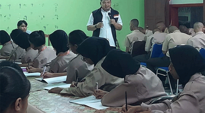 Heru Hidayat memberikan materi pembekalan kepada calon Paskibra Palangka Raya.