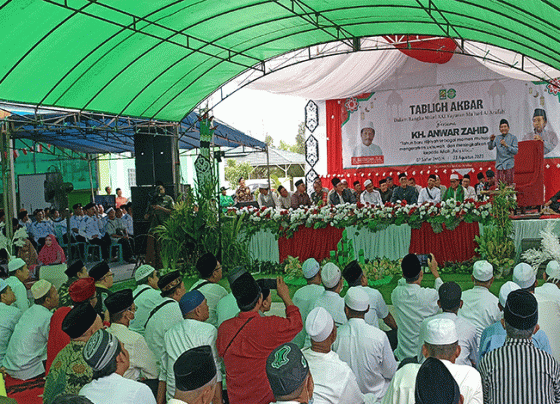 KH Anwar Zahid menyampaikan tausyiah pada tabligh Akbar peringatan Milad XXI Yayasan Ma'had Al Arafah, Rabu, 23 Agustus 2023