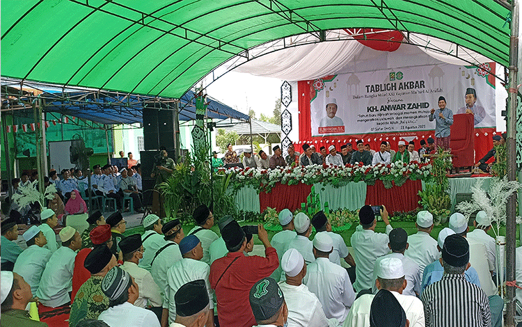 Jemaah Padati Tabligh Akbar KH Anwar Zahid pada Milad Yayasan Ma’had Al-Arafah Sampit