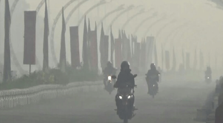 Kabut asap di Terowongan Nur Mentaya Sampit pada pagi hari.