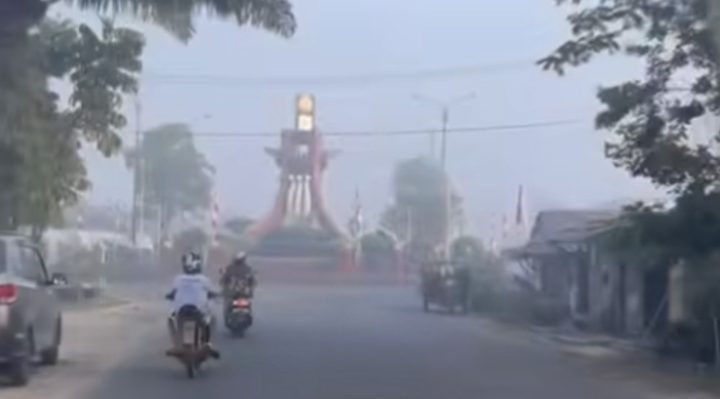 Kabut asap mulai menyelimuti Kabupaten Kotim pada pagi hari, Senin, 14 Agustus 2023.