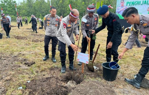 Kapolda Kalteng, Irjen Pol Drs. Nanang Avianto, M.Si. beserta jajarannya melakukan penanaman 4.000 bibit pohon, Rabu, 23 Agustus 2023.