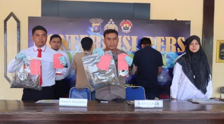 Kapolres Seruyan AKBP Ampi Mesias Von Bulow pimpin pers rilis terkait penangkapan pelaku tindak pidana karhutla.