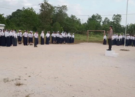 Kapolsek Telawang Sampaikan Pesan Kamtibmas di SMPN 1 Telawang pada upacara bendera, Senin 31 Juli 2023.