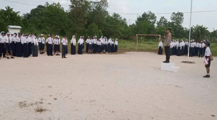 Kapolsek Telawang Sampaikan Pesan Kamtibmas di SMPN 1 Telawang pada upacara bendera, Senin 31 Juli 2023.