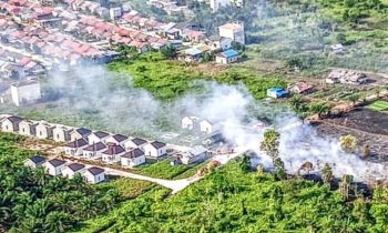 Kebakaran lahan di Gang Rambutan, Jalan Bumi ayu, Sampit, Kabupaten Kotawaringin Timur, dilihat dari helikopter pembom air, Sabtu, 26 Agustus 2023.