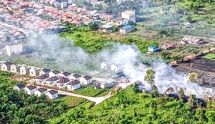 Kebakaran lahan di Gang Rambutan, Jalan Bumi ayu, Sampit, Kabupaten Kotawaringin Timur, dilihat dari helikopter pembom air, Sabtu, 26 Agustus 2023.