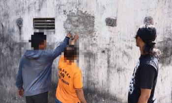 Kedua pelaku spesialis pembobol  gedung walet saat di gelandang untuk melakukan proses olah Tempat Kejadian Perkara, Selasa, 15 Agustus 2023.