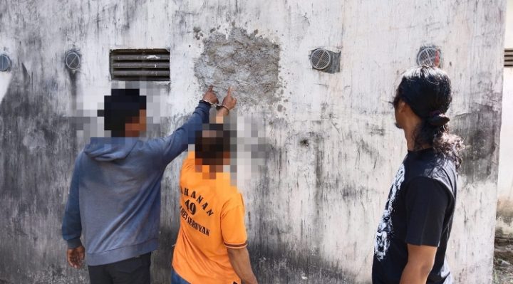 Kedua pelaku spesialis pembobol  gedung walet saat di gelandang untuk melakukan proses olah Tempat Kejadian Perkara, Selasa, 15 Agustus 2023.