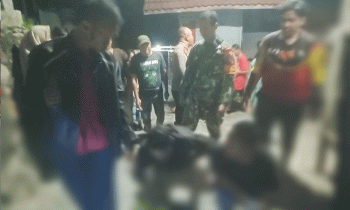 Kedua remaja diduga melakukan pencurian tabung gas digiring warga.