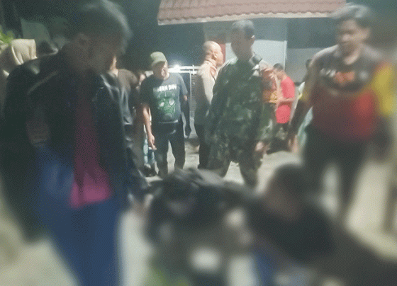 Kedua remaja diduga melakukan pencurian tabung gas digiring warga.