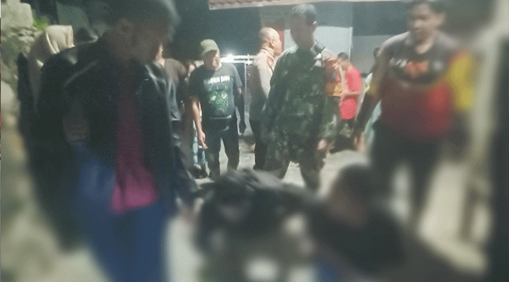 Kedua remaja diduga melakukan pencurian tabung gas digiring warga.
