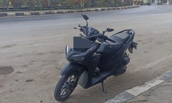 Kendaraan sepeda motor Adi yang tergelincir akibat tumpahan CPO di Bundaran Belanga Sampit, Rabu 30 Agustus 2023.