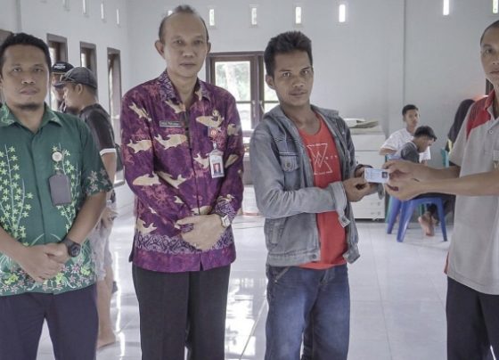 Kepala Disdukcapil Kotim Agus Tripurna Tangkasiang menyerahkan KTP kepada warga saat blangko masih tersedia.