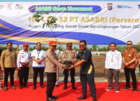 Kepala PT. Asabri Cabang Palangka Raya, Kartono Soekarman menyerahkan bibit pohon secara simbolis kepada Kepala SPN Tjilik Riwut Polda Kalteng, Kombes Pol Dharmeswara Hadi Kuncoro, Rabu, 30 Agustus 2023.