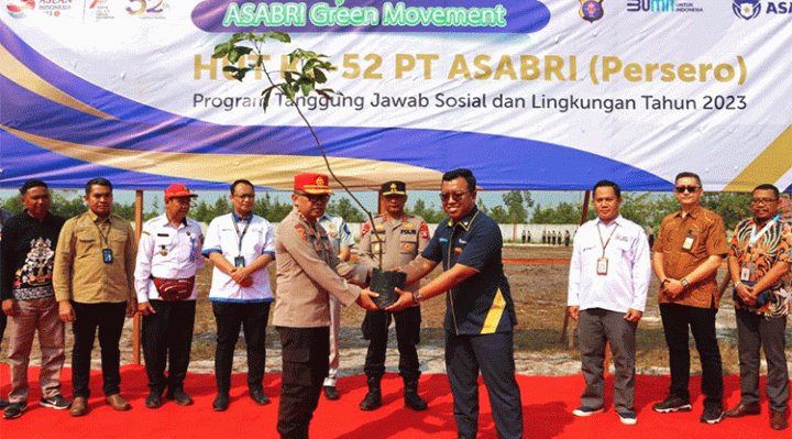 Kepala PT. Asabri Cabang Palangka Raya, Kartono Soekarman menyerahkan bibit pohon secara simbolis kepada Kepala SPN Tjilik Riwut Polda Kalteng, Kombes Pol Dharmeswara Hadi Kuncoro, Rabu, 30 Agustus 2023.